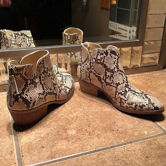 NWOT Faux Snake Skin Booties - Picture 3 of 11